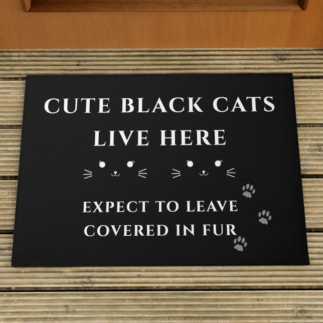 Niedliche Schwarze Katzen leben hier Willkommen Tü Fußmatte (All black cats are cute and if you have 2 sharing your home, here is the doormat just for you)