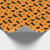 Niedliche Schwarze Katzen Paw Prints Orange Hallow Geschenkpapier (Ecke)
