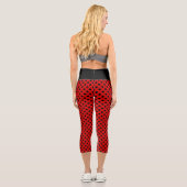 Niedliche schwarze Polka Punkte auf Rot Capri Leggings (Rückseite)