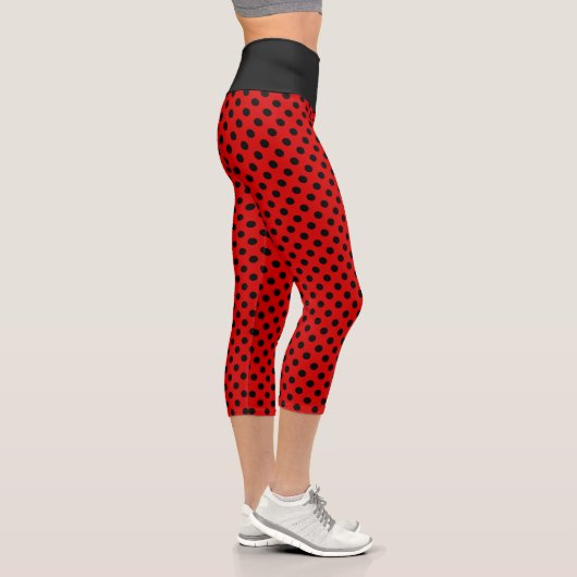 Niedliche schwarze Polka Punkte auf Rot Capri Leggings (Rechts)