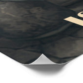 Niedliche Schwarzkatze im Garten Poster (Ecke)