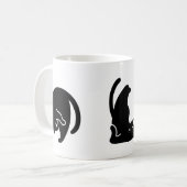 Niedliche Schwarzkatze in verschiedenen Yogapositi Kaffeetasse (Vorderseite Links)