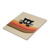 Niedliche Schwarzkatze mit Retrostreifen Fliese (Seite)