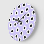 Niedliche Schwarzweiß-Blume mit blauem Hintergrund Große Wanduhr (Winkel)