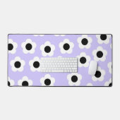 Niedliche Schwarzweiß-Blume mit blauem Hintergrund Schreibtischunterlage (Tastatur & Maus)