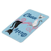 Niedliche Schwarzweiss-Katzen säubern schmutzige Magnet (Linke Seite)