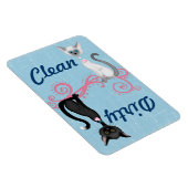 Niedliche Schwarzweiss-Katzen säubern schmutzige Magnet (Rechte Seite)