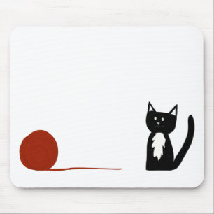 Niedliche Schwarzweiss-Tuxedo-Katze mit Garn Mousepad