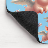 Niedliche Schweine, die in sonnigen Blauen Himmeln Mousepad (Ecke)