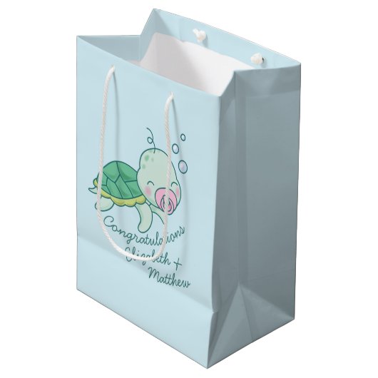 Niedliche Sea Turtle Baby Shower Kawaii Pink Girl Mittlere Geschenktüte (Vorderseite Schrägansicht)