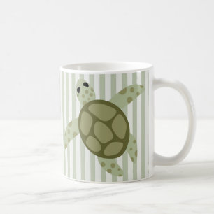 Niedliche Seeschildkröte auf grünem Streifen Kaffeetasse