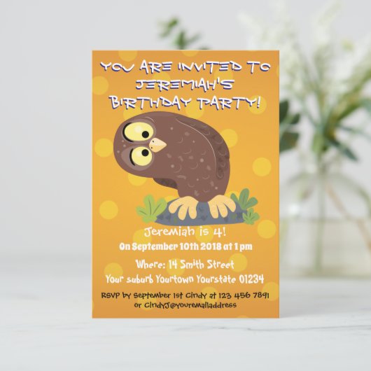 Niedliche, seltsame, lustige Uhu-Cartoon-Illustrat Einladung (Stehend Vorderseite)