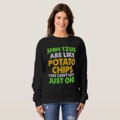 Niedliche Shih Tzus sind wie Kartoffelchips Shih T Sweatshirt (Vorne ganz)