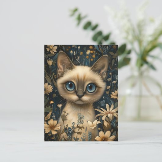 Niedliche Siamkatze im Blumengarten - Whimsikum Postkarte (Stehend Vorderseite)