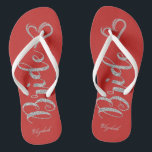 Niedliche Silberbrille, Herz - Personalisiert Badesandalen<br><div class="desc">Niedliche silberne glänzende Braut und Herz auf rotem Hintergrund mit Ihrem Namen. Wählen Sie den Kostümknopf,  um Stil,  Farbe und Größe der Schriftart zu ändern.Jedes Mädchen würde Liebe haben,  dieses elegante und stilvolle Design zu haben.</div>