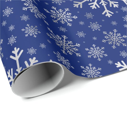 Niedliche Silbergraue Weihnachtsschneeflocken auf  Geschenkpapier (Rolleneckpunkt)