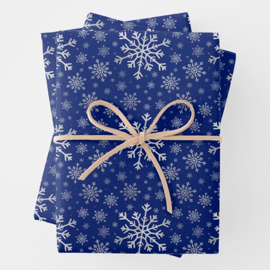 Niedliche Silbergraue Weihnachtsschneeflocken auf  Geschenkpapier Set (Beispiel)