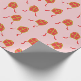 Niedliche Sinterklaas-Mijters auf hellrosa Geschenkpapier