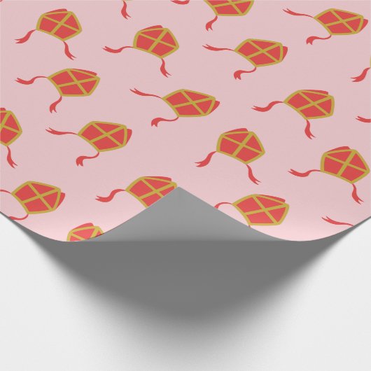 Niedliche Sinterklaas-Mijters auf hellrosa Geschenkpapier (Ecke)