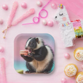 Niedliche Skunk Eating Colorful Macaroons Pappteller (Party)