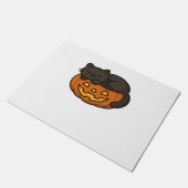 Niedliche Sleepy Black Cat an einem KürbisHallowee Fußmatte (Schrägansicht)