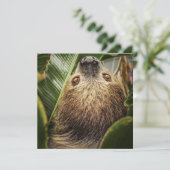 Niedliche Sloth Holiday Card Feiertagskarte (Stehend Vorderseite)