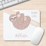 Niedliche Sloth Rose Gold Glitzer Custom Mousepad<br><div class="desc">Dieses gürtelige Mauspad ist mit einem vergoldeten Glitzer aus der Rose geschmückt,  der niedlich lächelnd an einem Ast hängt. Einfache Anpassung mit Ihrem Namen in stilvoller Schrift-Typografie. Original Zeichn© Michele Davies</div>