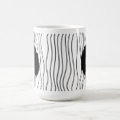 Niedliche Smirking Frau Stripte Tasse. Such dir au Kaffeetasse (Mittel)