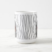 Niedliche Smirking Frau Stripte Tasse. Such dir au Kaffeetasse (Mittel)