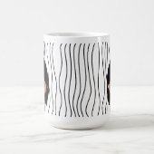 Niedliche Smirking Frau Stripte Tasse. Such dir au Kaffeetasse (Mittel)