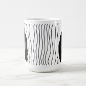 Niedliche Smirking Frau Stripte Tasse. Such dir au Kaffeetasse (Mittel)