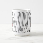 Niedliche Smirking Frau Stripte Tasse. Such dir au Kaffeetasse (Mittel)