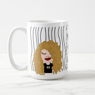 Niedliche Smirking Frau Stripte Tasse. Suchen Kaffeetasse