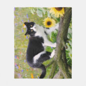 Niedliche Smoschkatze auf einem Baumzweig mit Sonn Fleecedecke (Vorderseite)