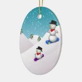 Niedliche SnowboardingSnowmen Keramikornament (Links)