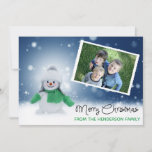 Niedliche Snowman Fotokarte Frohe Weihnachten<br><div class="desc">Niedliche Urlaubsfotokarte mit Ihrem Lieblings-Foto. "Frohe Weihnachten" erscheint in einer schwarzen Schrift Typografie auf der Vorderseite. Darunter können Sie diese Karte mit Ihrem eigenen Familiennamen anpassen. Der Rücken hat einen blauen Hintergrund mit weißen Schneeflocken. Klicken Sie zum Anpassen auf "Diese Vorlage personalisieren" und fügen Sie Ihre eigenen Informationen hinzu. Wenn...</div>