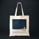 Niedliche Snowmenkonstellation Tragetasche<br><div class="desc">2 niedliche Schneemänner in einer schneebedeckten Winterlandschaft blicken auf den Himmel oben,  bis sie im dunklen Himmel die Sternenkonstellation bilden. Eine sehr niedliche Illustration für die Winterzeit und besonders für Weihnachten.</div>