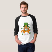 Niedliche St Patrick's Day Cat mit Kleeblättern Ca T-Shirt (Vorne ganz)