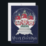 Niedliche Sterne in einer Schneeglobe Weihnachtska<br><div class="desc">Drei niedliche Zwerge sind in einer Waldszene in einer Schneekugel stehend. Sie haben auf roten Weihnachtsmannmützen und jeder hat ein Geschenk. Es gibt Kiefernbäume im Hintergrund und einen grünen Busch davor. Frohe Weihnachten ist unten in einem beliebten trendigen Kalligraphie-Skript geschrieben. Hier können Sie Ihren Namen oder einen zusätzlichen Urlaubsgruß hinzufügen....</div>