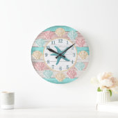 Niedliche Strandfarben mit Seashells Große Uhr (Zuhause)
