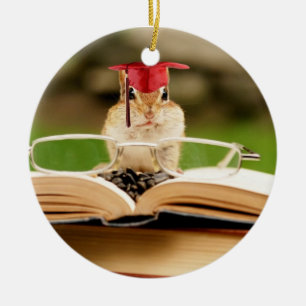 Niedliche studierende Chipmunk-graduierte Keramikornament