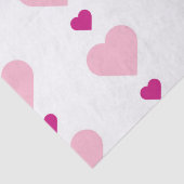 Niedliche symmetrische mehrfarbige Herzen auf Weiß Seidenpapier (Detail)