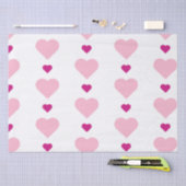 Niedliche symmetrische mehrfarbige Herzen auf Weiß Seidenpapier (Handwerk)