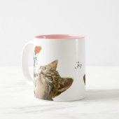 Niedliche Tabby-Katze, Blume und kleine Vögel Zweifarbige Tasse (Vorderseite Links)