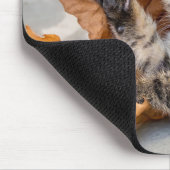 Niedliche Tabby Katze Kätzchen Spielen mit Leaf Mousepad (Ecke)