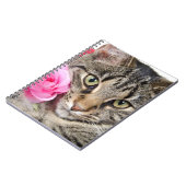 Niedliche Tabby-Katze mit Rose Notizblock (Linke Seite)