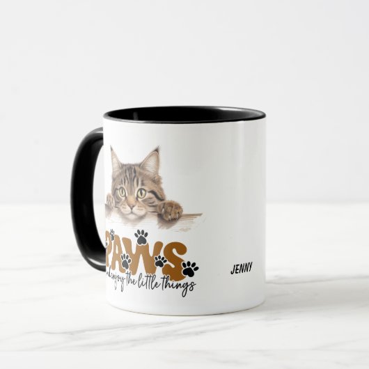 Niedliche Tabby Stripe Kitten Paws und genießen Si Tasse (Vorderseite Links)
