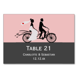Niedliche Tandem-Bikebrücke und Groomehe Tischnummer