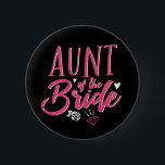 Niedliche Tante des Bride Pink Kalligraphie-Drehbu Button<br><div class="desc">Vintage kalligraphische Skript-Schriftart-Design für Verlobungsfeier, Probe-Dinner, Brautparty oder Junggeselinnen-Abschied. Matching Hochzeitsartikel für die Braut, ihre Familie und Freunde. Helle Rosa Farbe für einen lustigen Abend mit Braut, Trauzeugin, Brautjungfrau, besten Freunden und der ganzen Hochzeitsfeier Crew. Feiern Sie, verlobt zu sein und mit dieser niedlichen Blume und Diamantring Doodle zu heiraten....</div>