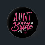 Niedliche Tante des Bride Pink Kalligraphie-Drehbu Button<br><div class="desc">Vintage kalligraphische Skript-Schriftart-Design für Verlobungsfeier, Probe-Dinner, Brautparty oder Junggeselinnen-Abschied. Matching Hochzeitsartikel für die Braut, ihre Familie und Freunde. Helle Rosa Farbe für einen lustigen Abend mit Braut, Trauzeugin, Brautjungfrau, besten Freunden und der ganzen Hochzeitsfeier Crew. Feiern Sie, verlobt zu sein und mit dieser niedlichen Blume und Diamantring Doodle zu heiraten....</div>
